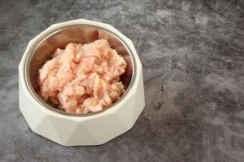 Hund Hühnerfilet geschnitten roh Hund Hühnerfilet geschnitten roh