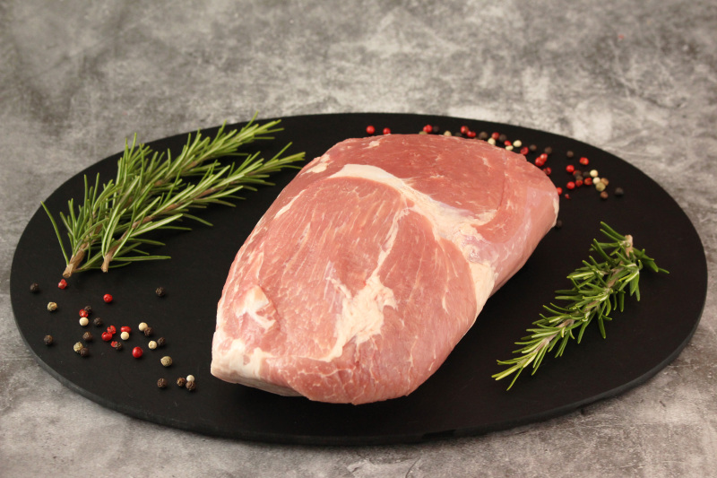 Schweine Schulter jung ohne Knochen mit Schwarte Schweine Schulter jung ohne Knochen mit Schwarte