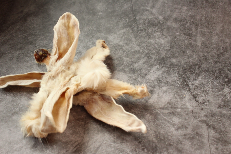 Hund Kaninchenohren mit Fell getrocknet